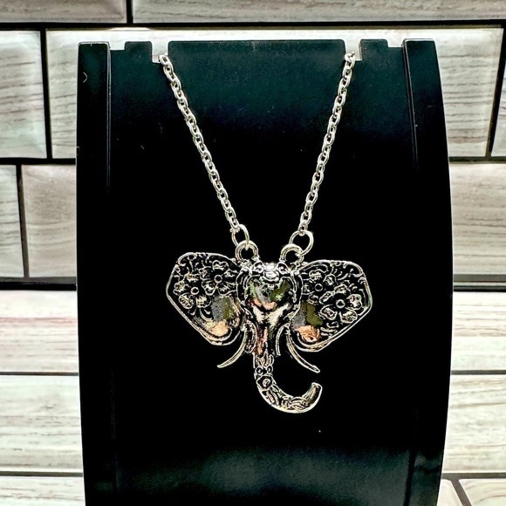 Elephant‎ Necklace🦕